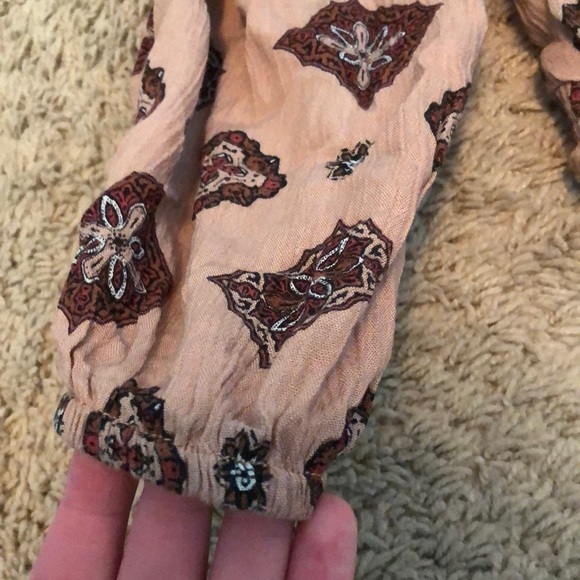 BUCKLE-Pink patterned off the shoulder crop top - Picture 3 of 6